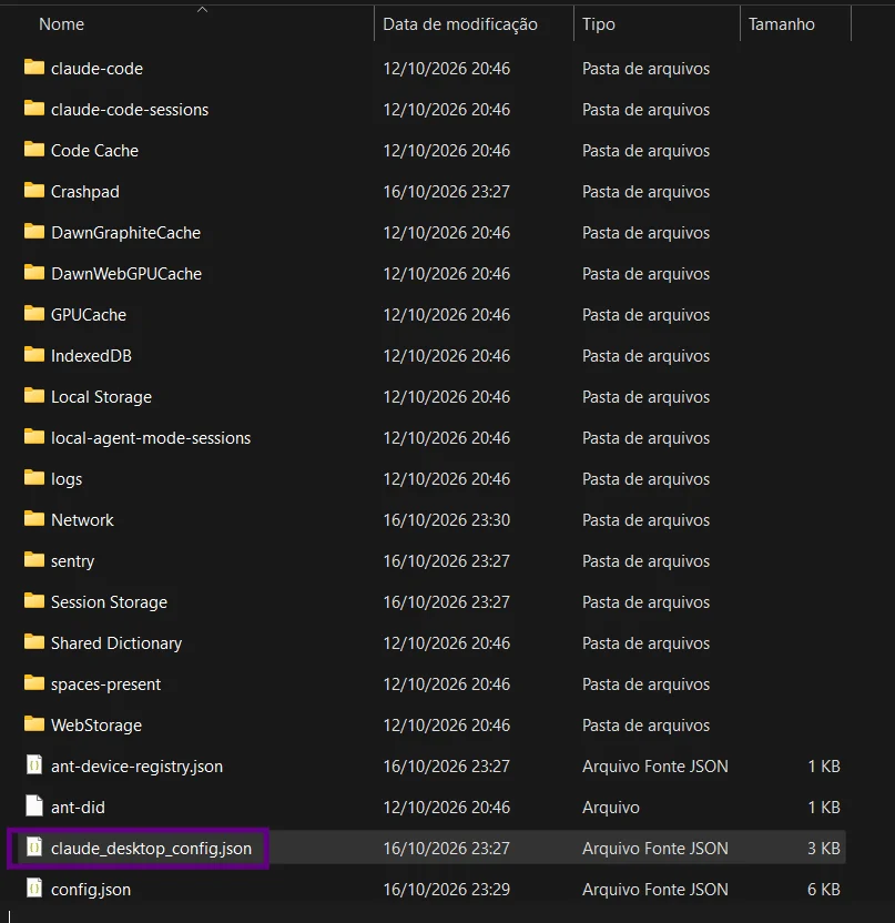 Explorador de Arquivos com claude_desktop_config.json destacado em roxo.