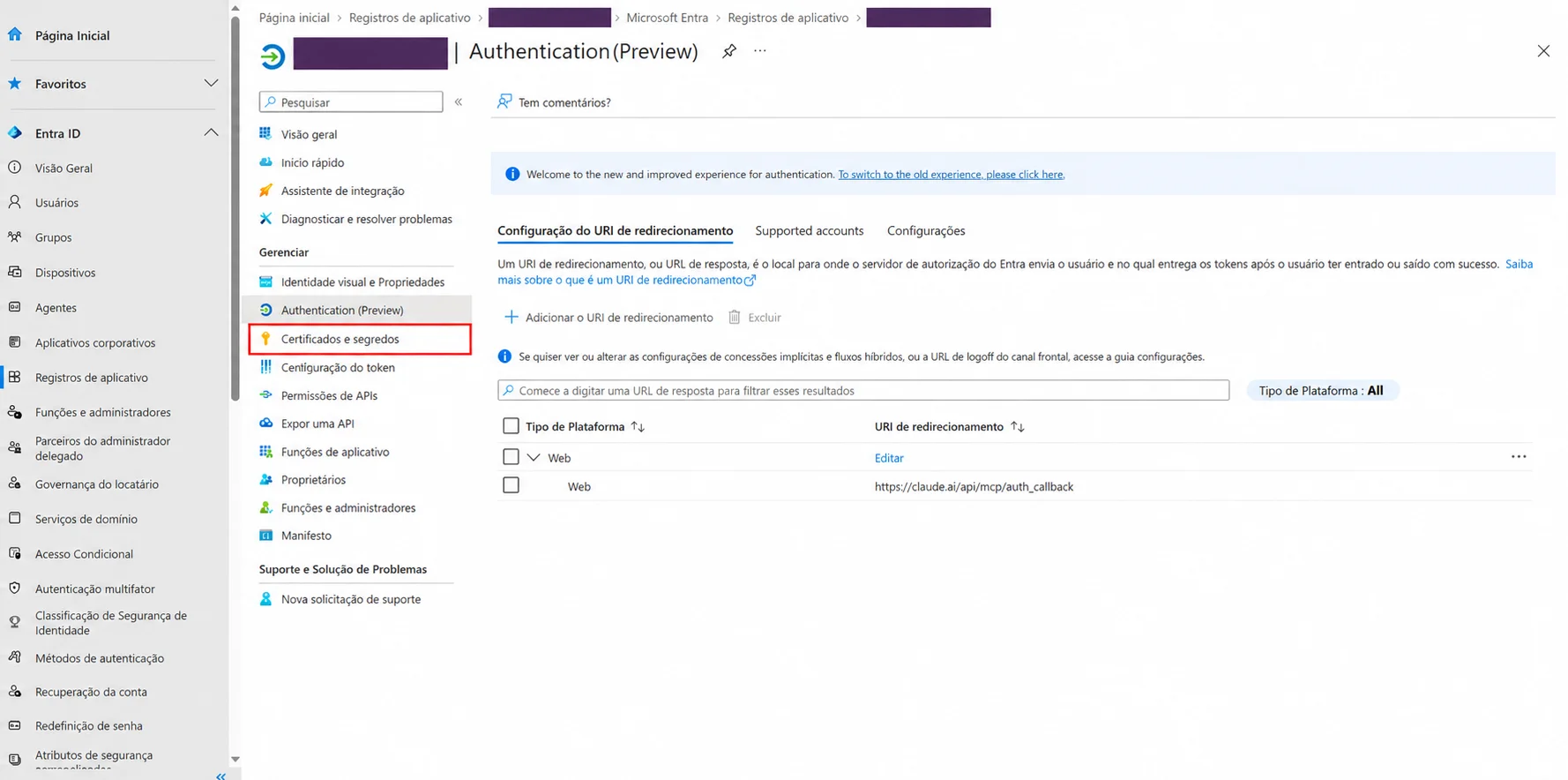 Menu do aplicativo no Entra com Certificados e segredos destacado em vermelho e identifica&ccedil;&otilde;es ocultadas em roxo.